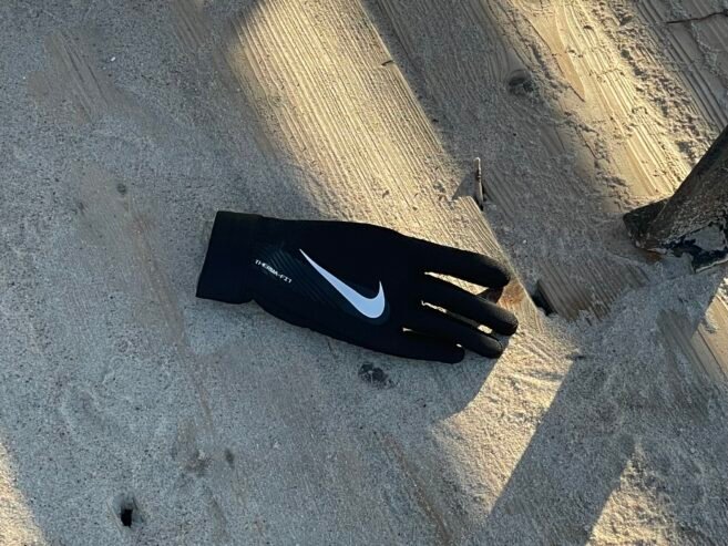 Radau juoda Nike pirštinė Palangos tilte